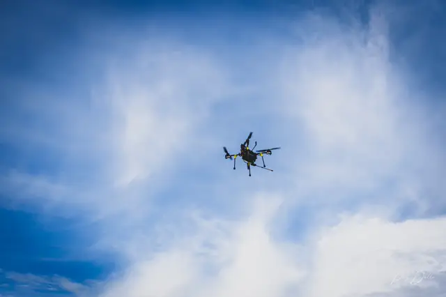 Dron na tle chmur