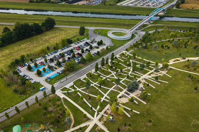 Widok z drona na park i zieleń